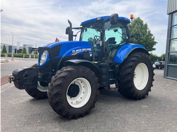 Traktor NEW HOLLAND