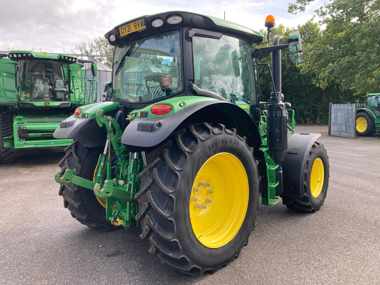 Traktor i ri John Deere 6130R: foto 11