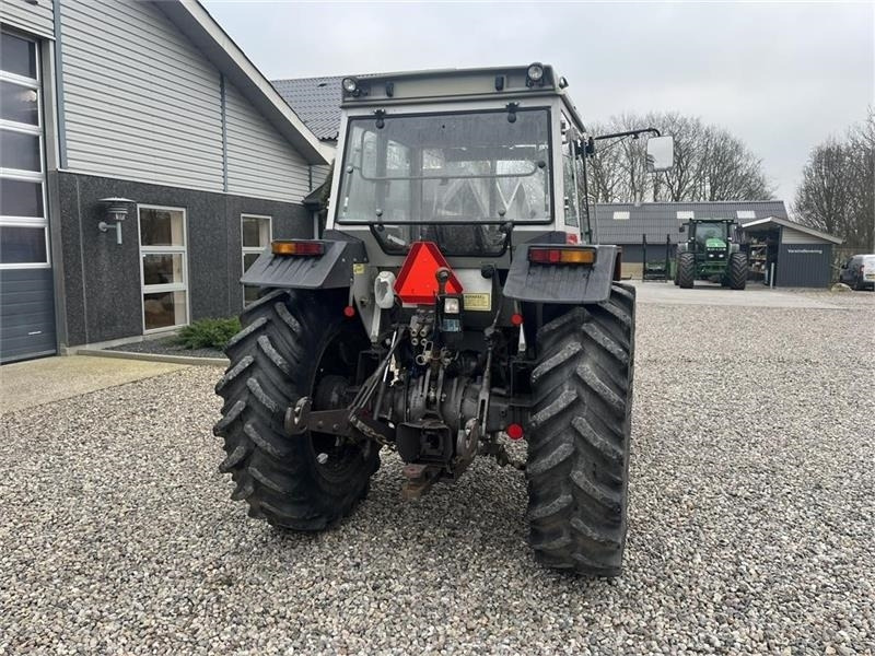 Traktor Massey Ferguson 390 HiLine med frontlift: foto 14