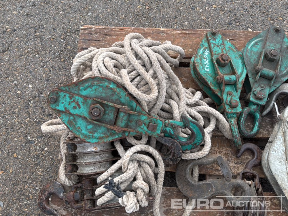 Pajisje ndërtimi Pallet of Various Pulleys and Ropes: foto 7