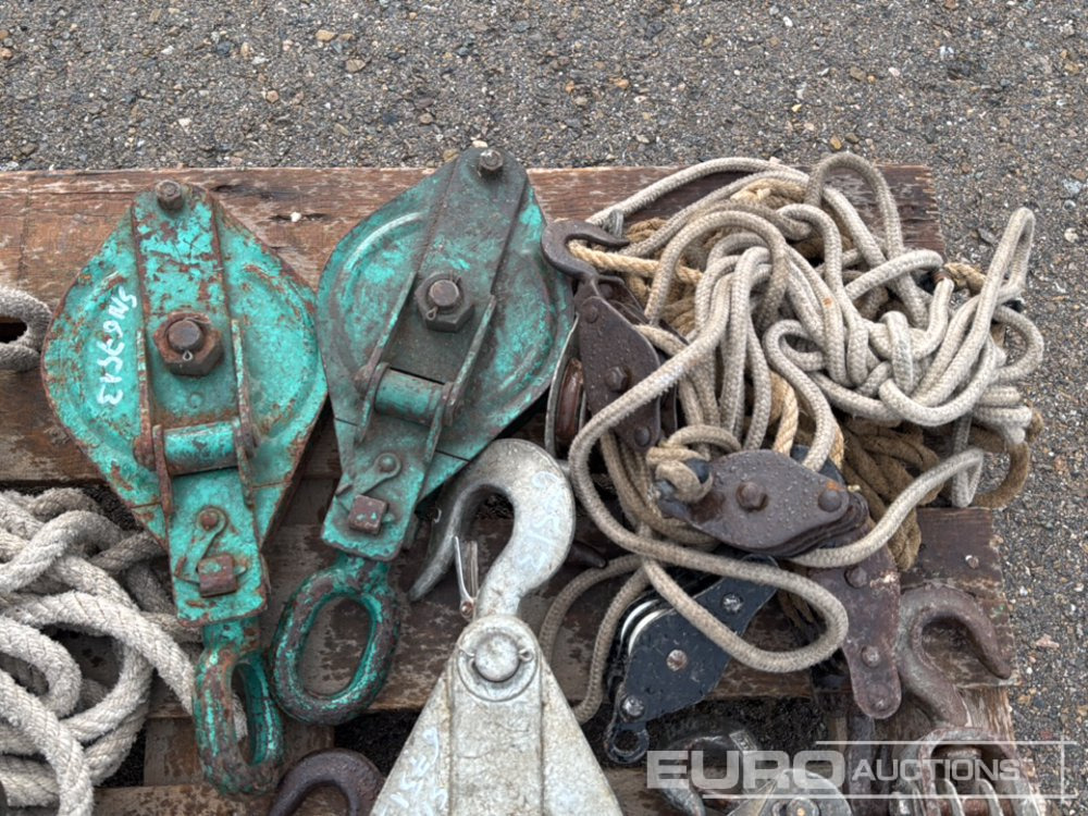 Pajisje ndërtimi Pallet of Various Pulleys and Ropes: foto 6