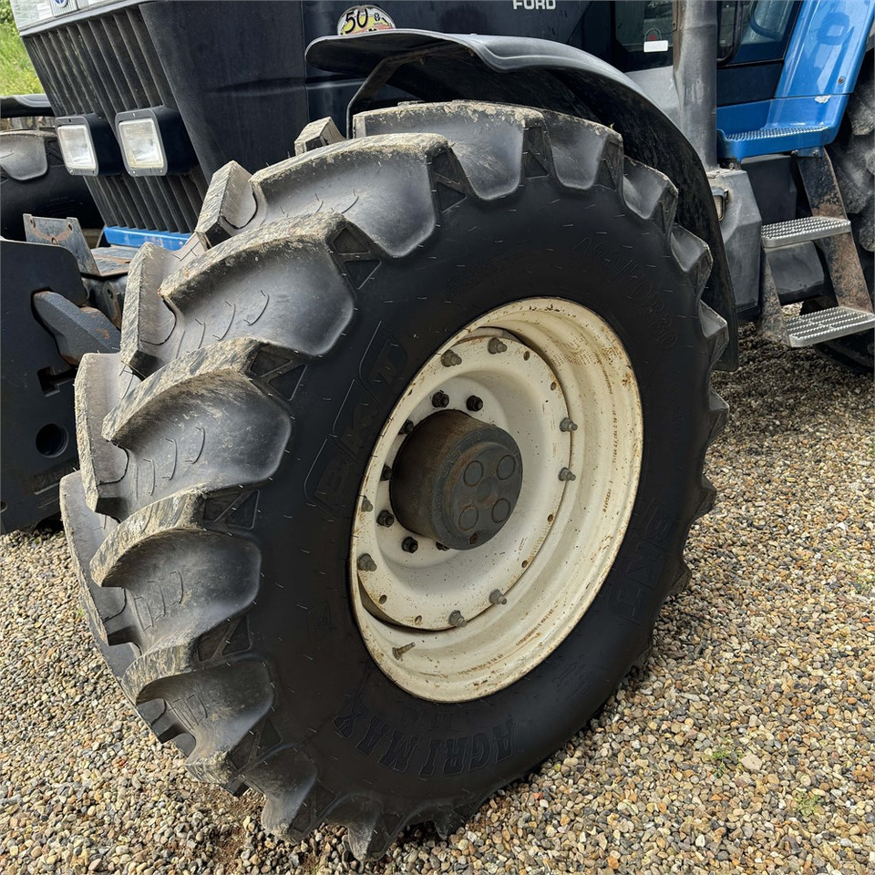 Traktor New Holland 8770: foto 32